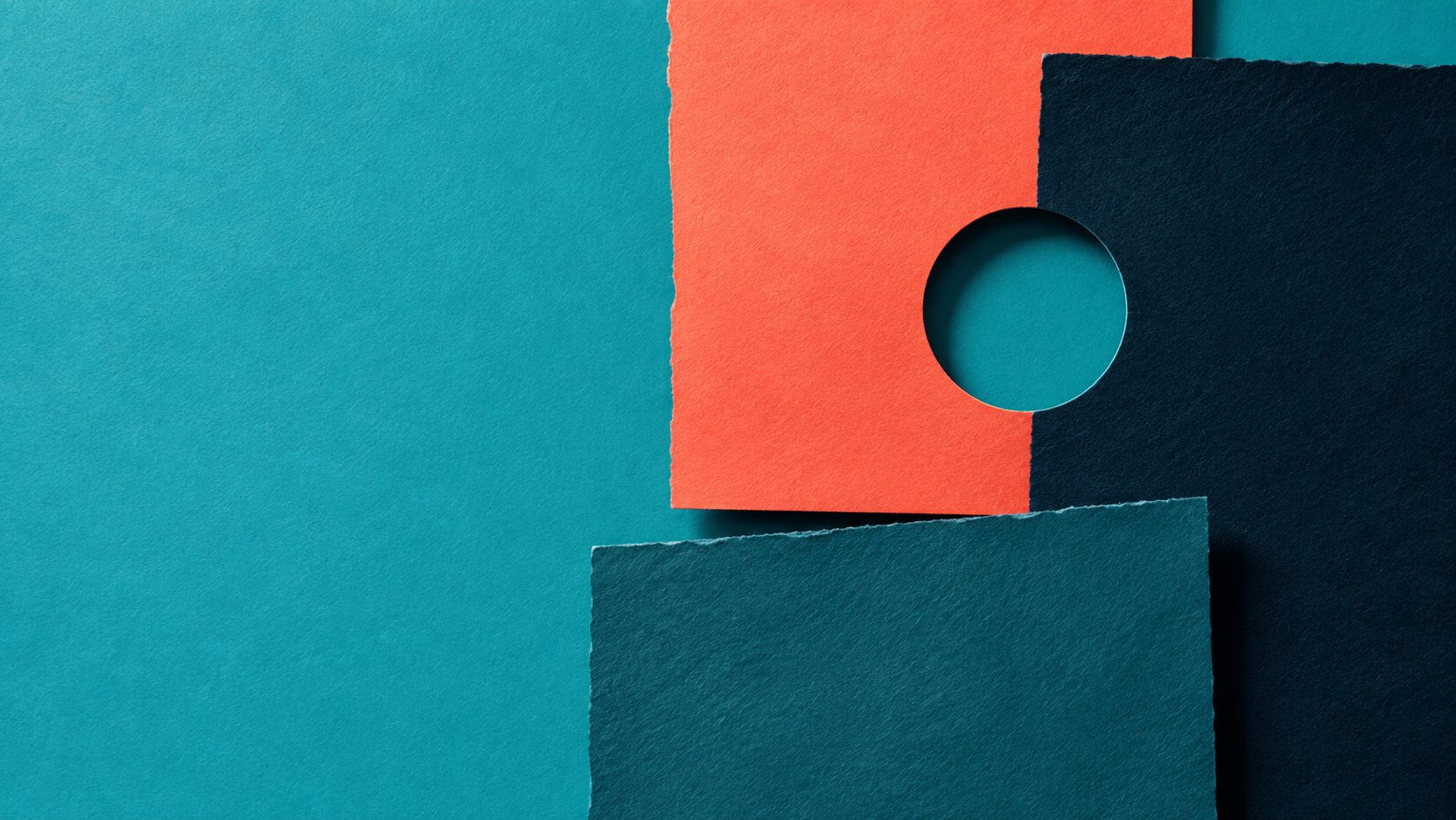 Collage abstrait de feuilles turquoise, corail et bleu profond avec une découpe circulaire.
